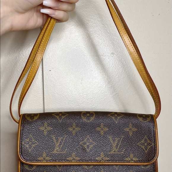 9️⃣0️⃣0️⃣ Authentic Louis Vuitton Pochette Twin - Picture 4 of 14